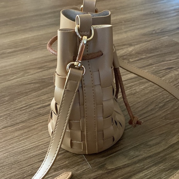 NWOT MELIE BIANCO VEGAN LEATHER BAG - JODY
Woven bucket crossbody - Picture 4 of 10